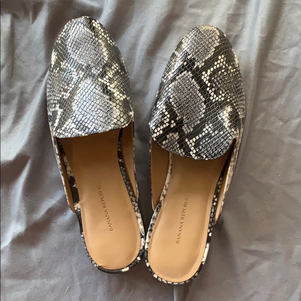 Banana Republic snakeskin slip on loafers size 8.5